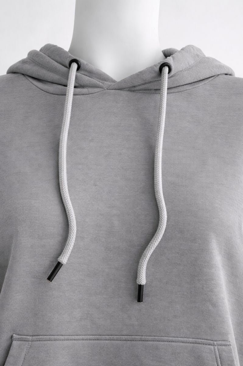 Detailansicht eines BREDDY’S Tencel-Hoodies mit Fokus auf die hochwertige Verarbeitung der Kapuze und die glatte, pilling-resistente Oberflächenstruktur der Holz-Zellulosefaser