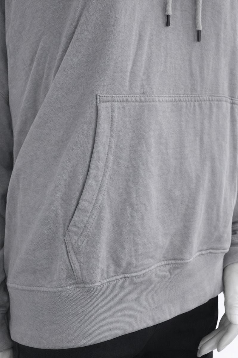 Detailansicht eines BREDDY’S Tencel-Hoodies mit Fokus auf die hochwertige Verarbeitung der Kapuze und die glatte, pilling-resistente Oberflächenstruktur der Holz-Zellulosefaser