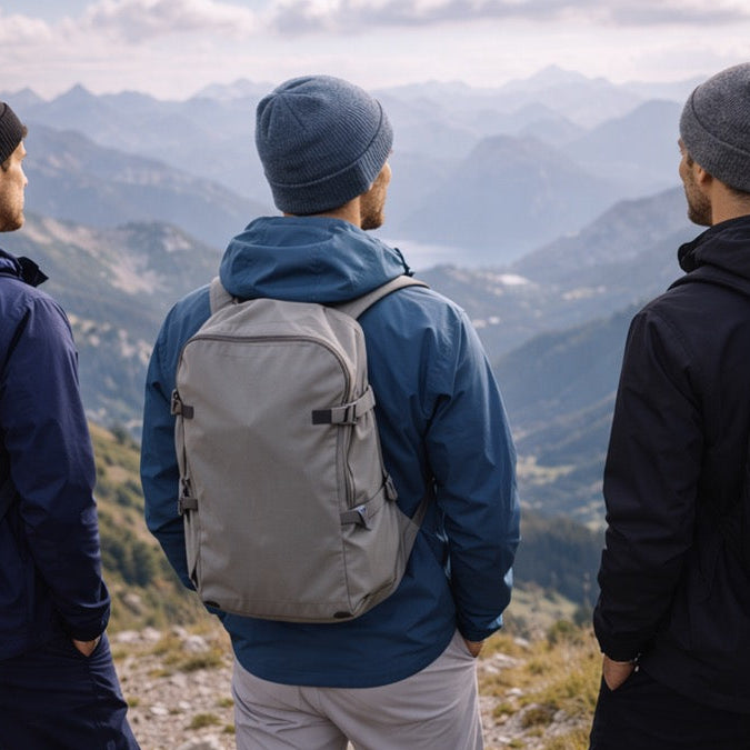 Modebewusstes Paar im weißen BREDDY’S T-Shirt beim Flanieren in der Innenstadt.