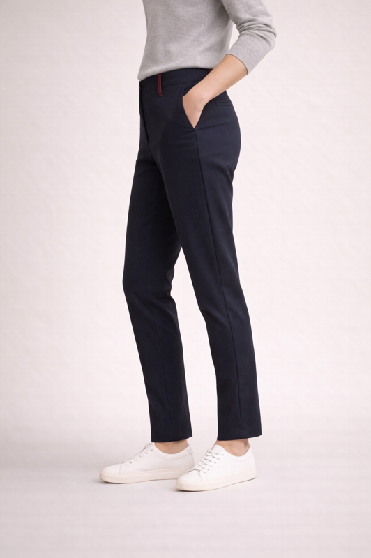 Elegante Damen-Chino von BREDDY’S Wien – nachhaltige Business-Hose für Frauen, perfekt fürs Büro und fair produziert in Europa