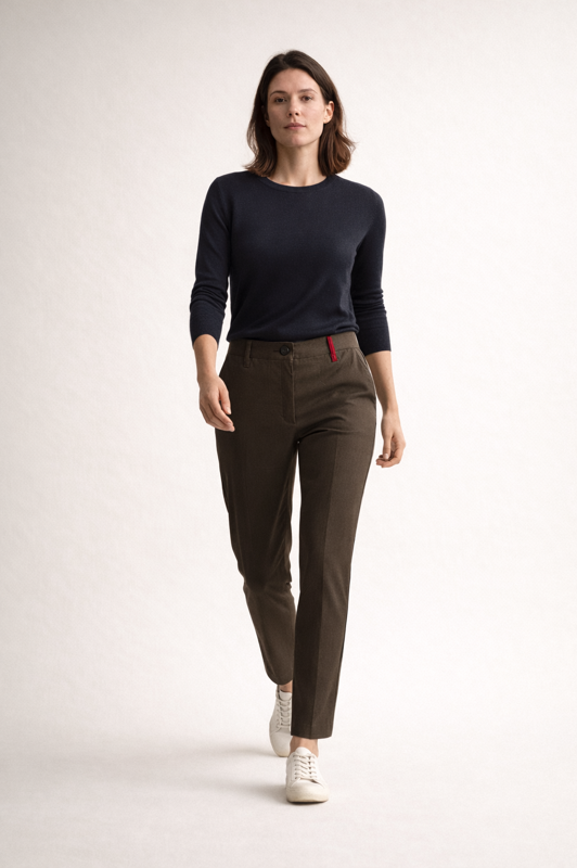 Bügelfreie Damen-Chino aus Rizinusfaser – funktionale Stoffhose von BREDDY’S, die knitterfrei bleibt und in Österreich designt wurde.