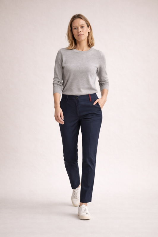 BREDDY’S Damenmodell Chino in Dunkelblau – bequeme Passform mit hoher Hautverträglichkeit für Allergikerinnen, nachhaltig hergestellt aus Bio-Polymeren