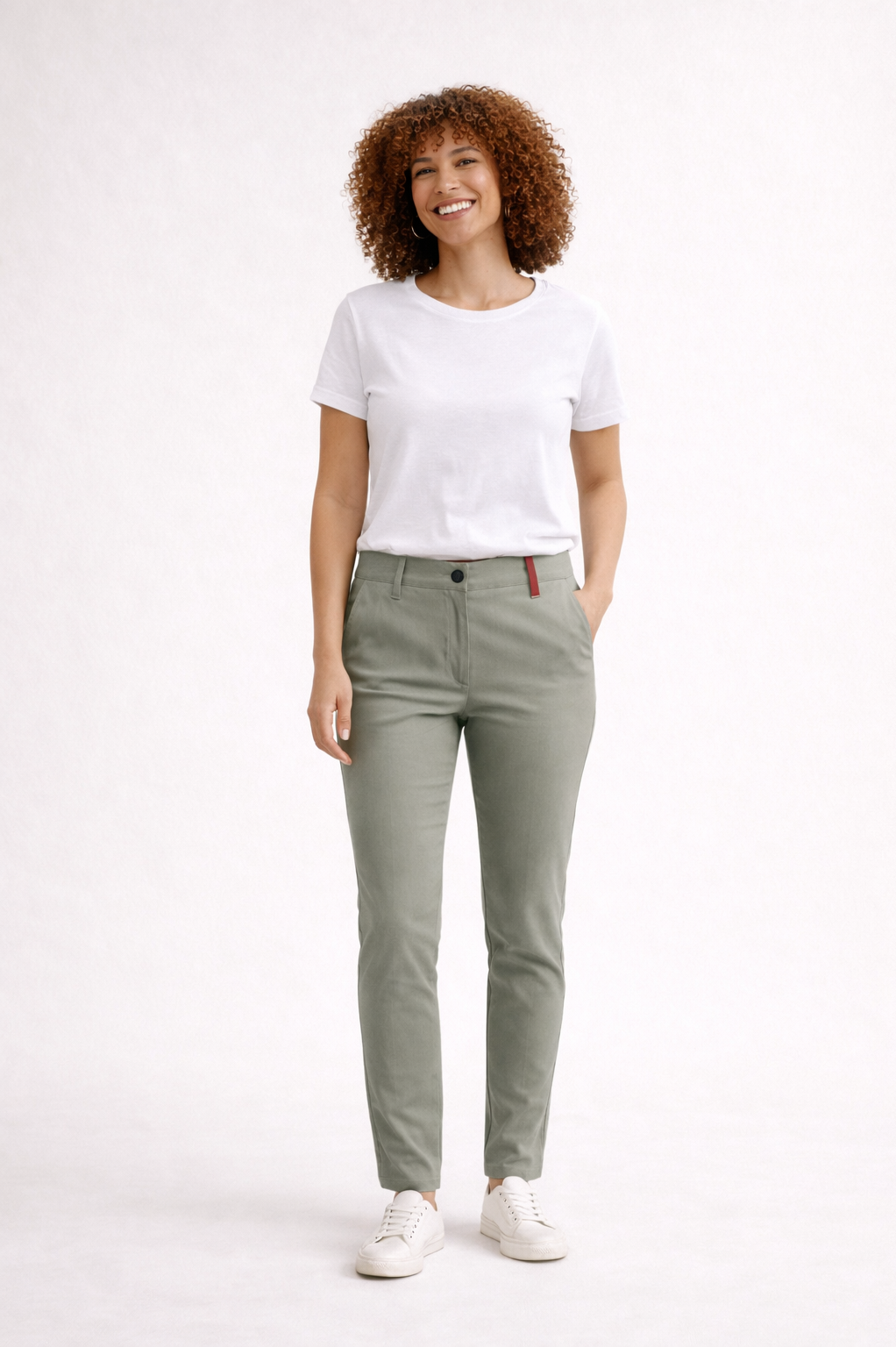Bügelfreie Damen-Chino aus Rizinusfaser – funktionale Stoffhose von BREDDY’S, die knitterfrei bleibt und in Österreich designt wurde.