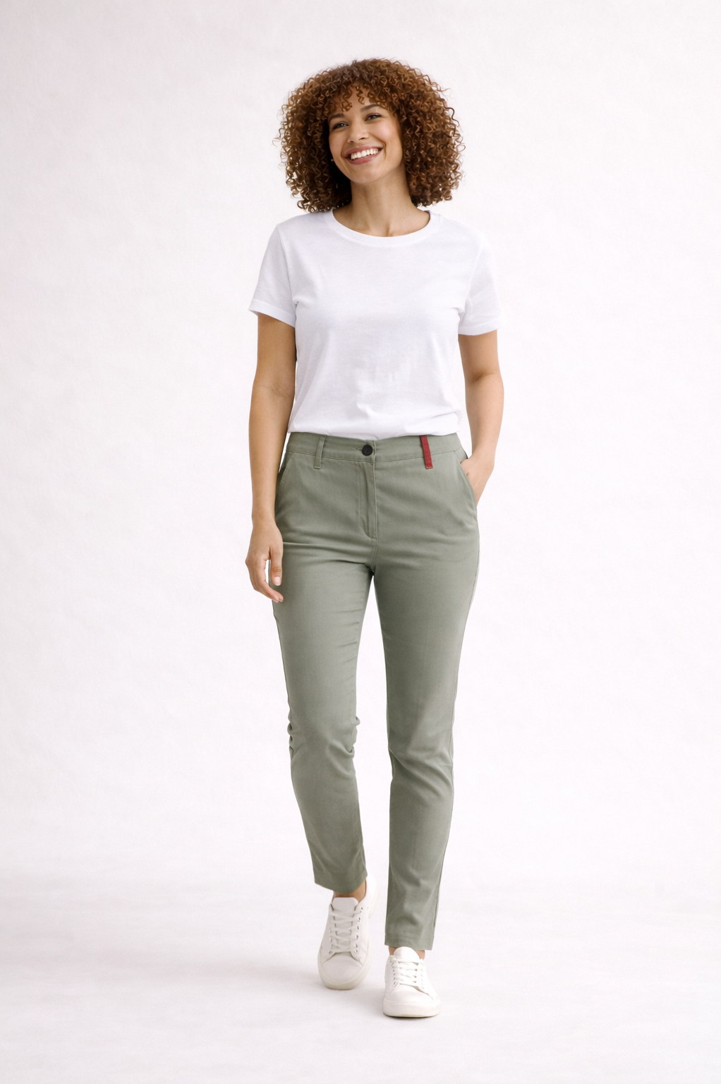 Bügelfreie Damen-Chino aus Rizinusfaser – funktionale Stoffhose von BREDDY’S, die knitterfrei bleibt und in Österreich designt wurde.