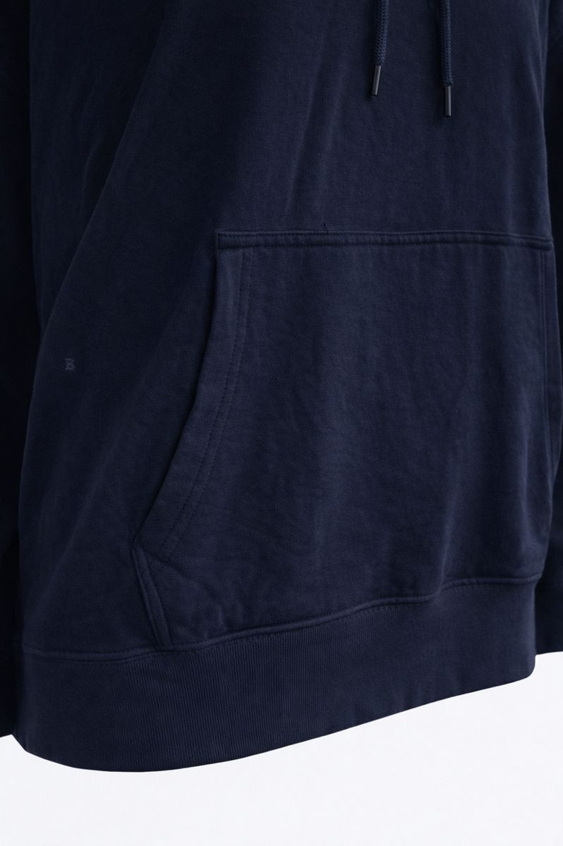 Detailansicht eines BREDDY’S Tencel-Hoodies mit Fokus auf die hochwertige Verarbeitung der Kapuze und die glatte, pilling-resistente Oberflächenstruktur der Holz-Zellulosefaser