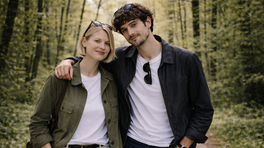 Mann und Frau in der Stadt tragen BREDDY’S Pants und TENCEL™ T-Shirts im urbanen Lifestyle-Look