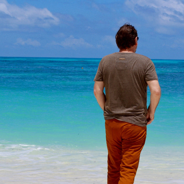 Mann trägt BREDDY’S Pants und geht am Strand