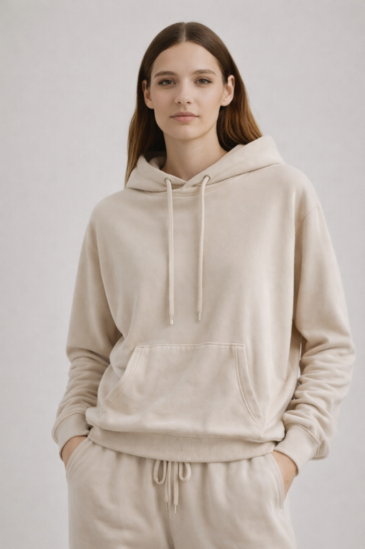 Leichter Reise-Hoodie aus Tencel-Fasern; geruchshemmend und atmungsaktiv, ideal als Layering-Piece für aktive Männer, die Wert auf minimalistische Garderobe legen.