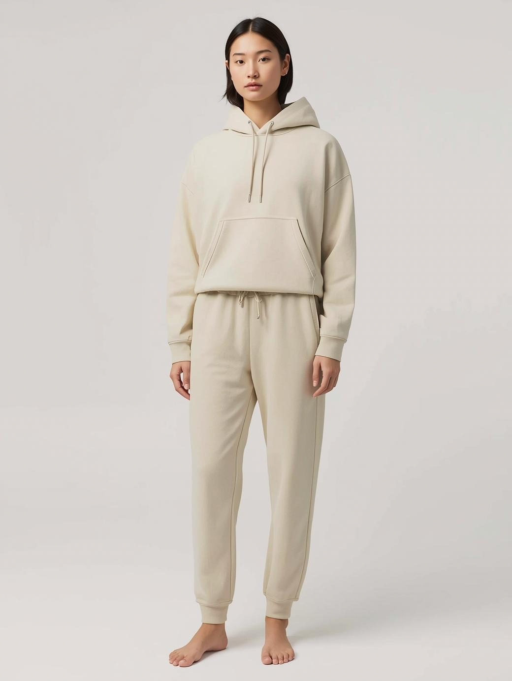 Frau trägt komplettes Outfit mit BREDDY’S URBAN HOODIE und RELAXED SWEATPANTS aus TENCEL™