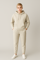 Frau trägt komplettes Outfit mit BREDDY’S URBAN HOODIE und RELAXED SWEATPANTS aus TENCEL™