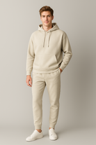 Mann trägt BREDDY’S URBAN HOODIE aus TENCEL™ in der Farbe Fog