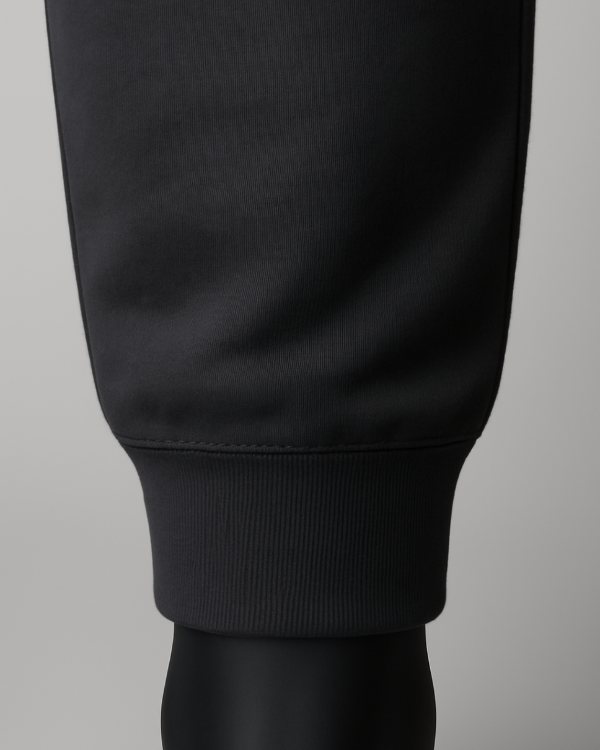 Detailaufnahme vom Beinbündchen der BREDDY’S RELAXED SWEATPANTS in Grau aus TENCEL™