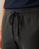 Detailaufnahme vom Bund der BREDDY’S URBAN HOODIE aus TENCEL™
