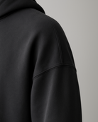 Detailaufnahme der Schulterpartie des BREDDY’S URBAN HOODIE aus TENCEL™