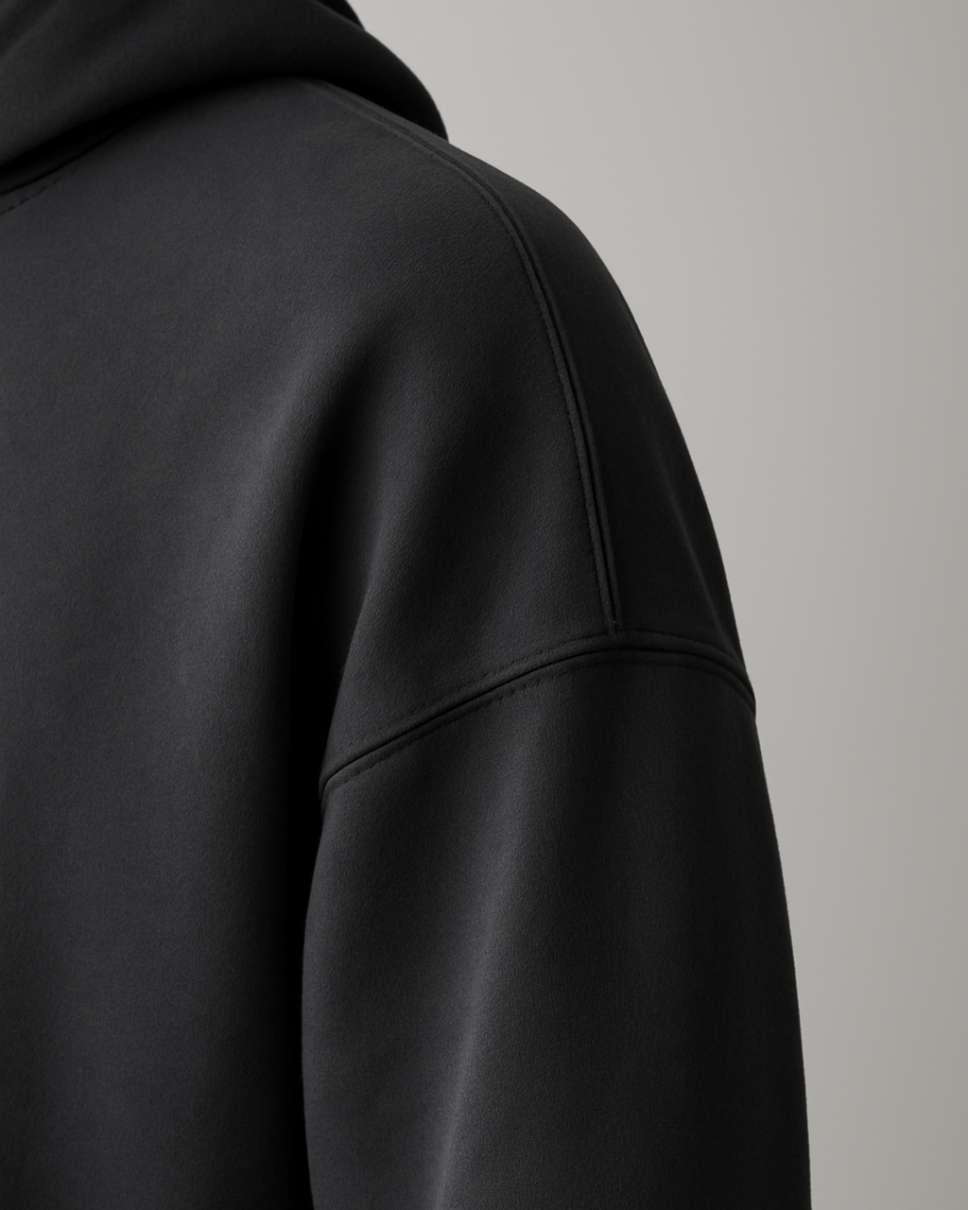Detailaufnahme der Schulterpartie des BREDDY’S URBAN HOODIE aus TENCEL™