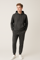 Mann trägt BREDDY’S URBAN HOODIE und RELAXED SWEATPANTS aus TENCEL™ als komplettes Outfit