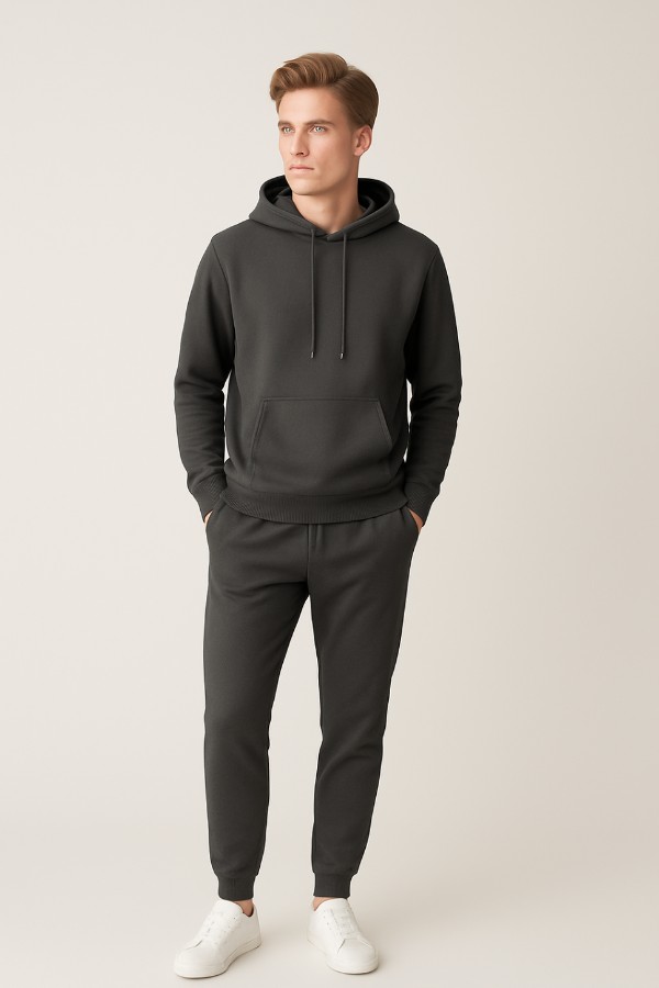 Mann trägt BREDDY’S URBAN HOODIE und RELAXED SWEATPANTS aus TENCEL™ als komplettes Outfit