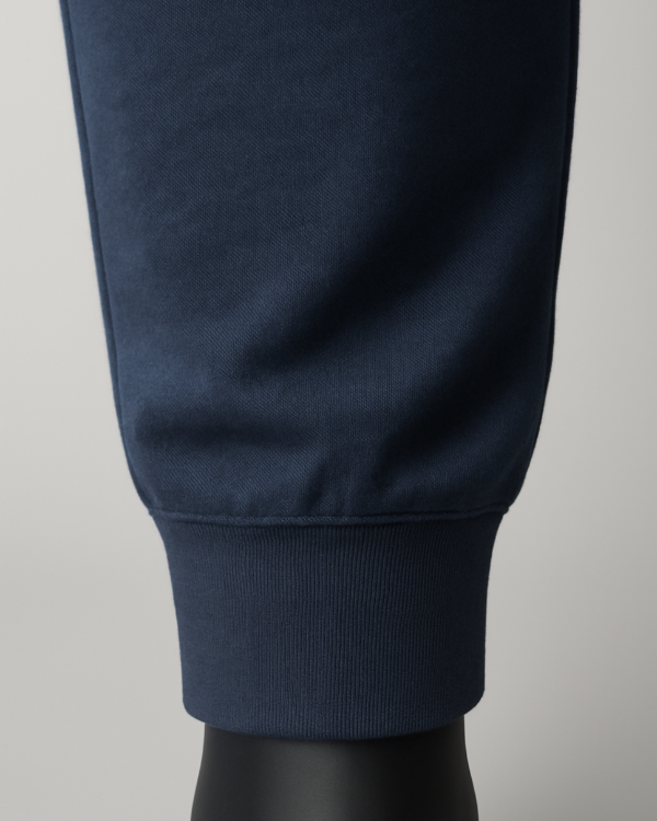 Detailaufnahme vom Beinausschnitt mit Bündchen der BREDDY’S RELAXED SWEATPANTS aus TENCEL™