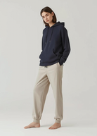 Frau in blauem BREDDY’S Hoodie und grauer RELAXED Sweatpants aus TENCEL™ – nachhaltige Mode aus Europa.
