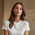 Frau trägt weißes BREDDY’S TENCEL™ T-Shirt im minimalistischen Look.