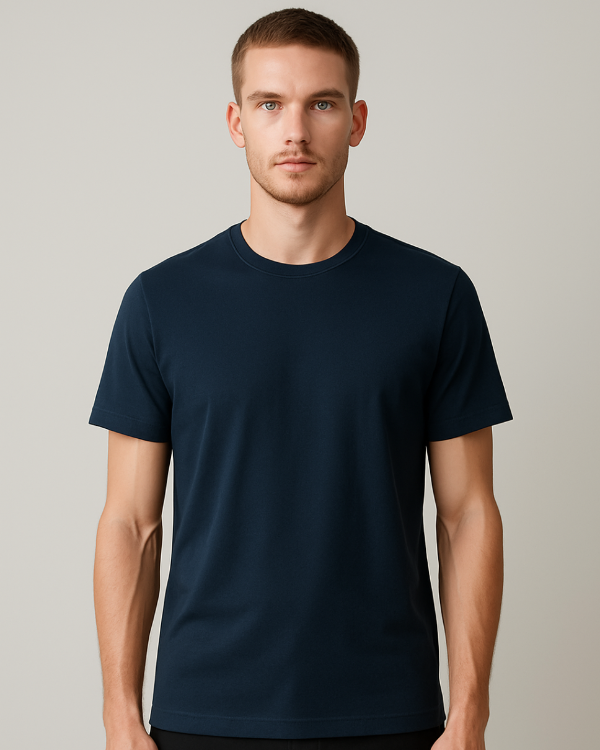 Produktaufnahme: Herren-T-Shirt von BREDDY’S in blau aus TENCEL™ Material.
