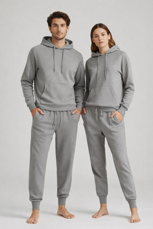 Mann und Frau in BREDDY’S Hoodie und RELAXED Sweatpants in Steel Grey – nachhaltige Mode aus TENCEL™ aus Europa