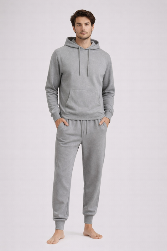 Mann in BREDDY’S Hoodie und RELAXED Sweatpants in Steel Grey aus TENCEL™ – nachhaltige Mode aus Europa.