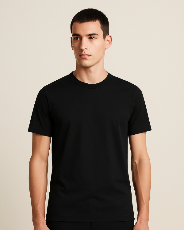 Mann trägt schwarzes BREDDY’S TENCEL™ T-Shirt auf cleanem Produktbild.