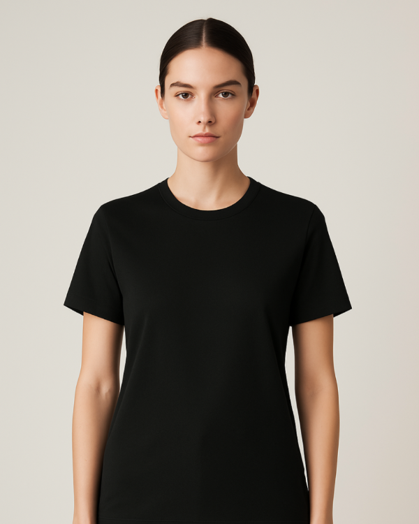 Frau trägt schwarzes BREDDY’S TENCEL™ T-Shirt im minimalistischen Studiofoto.