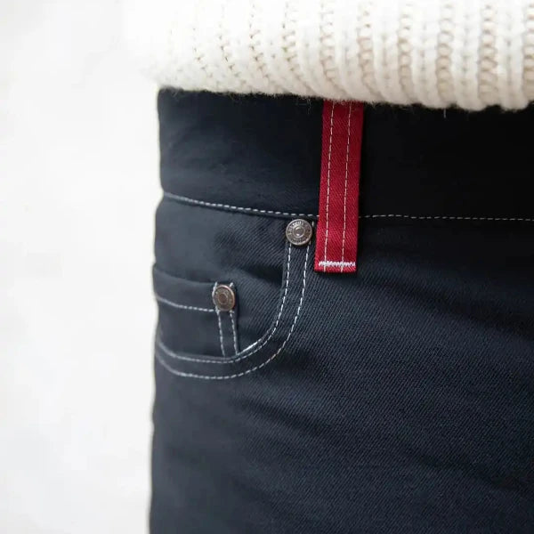 Eine Nahaufnahme der Hose einer Person