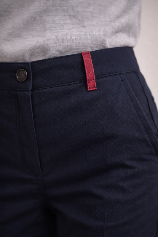 Elegante Damen-Chino von BREDDY’S Wien – nachhaltige Business-Hose für Frauen, perfekt fürs Büro und fair produziert in Europa