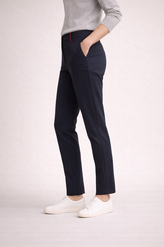 Elegante Damen-Chino von BREDDY’S Wien – nachhaltige Business-Hose für Frauen, perfekt fürs Büro und fair produziert in Europa