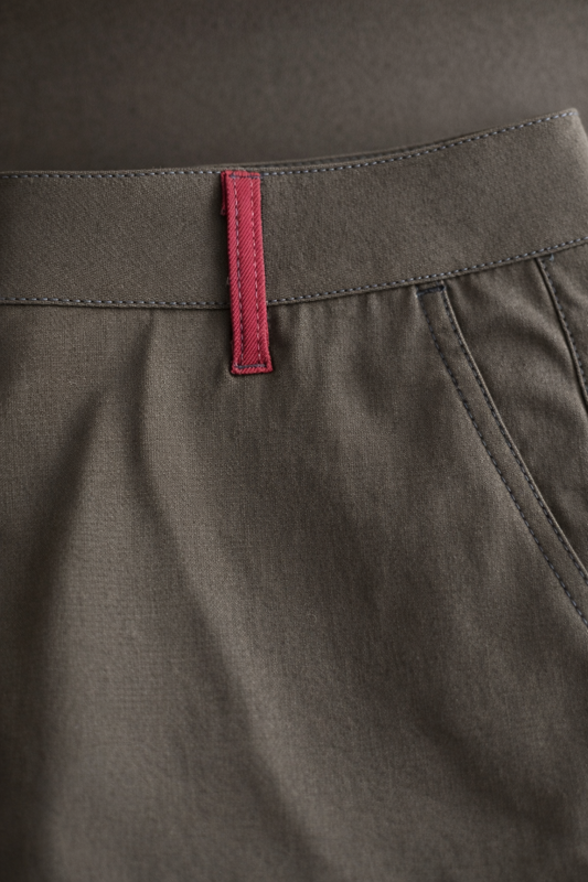 Bügelfreie Damen-Chino aus Rizinusfaser – funktionale Stoffhose von BREDDY’S, die knitterfrei bleibt und in Österreich designt wurde.