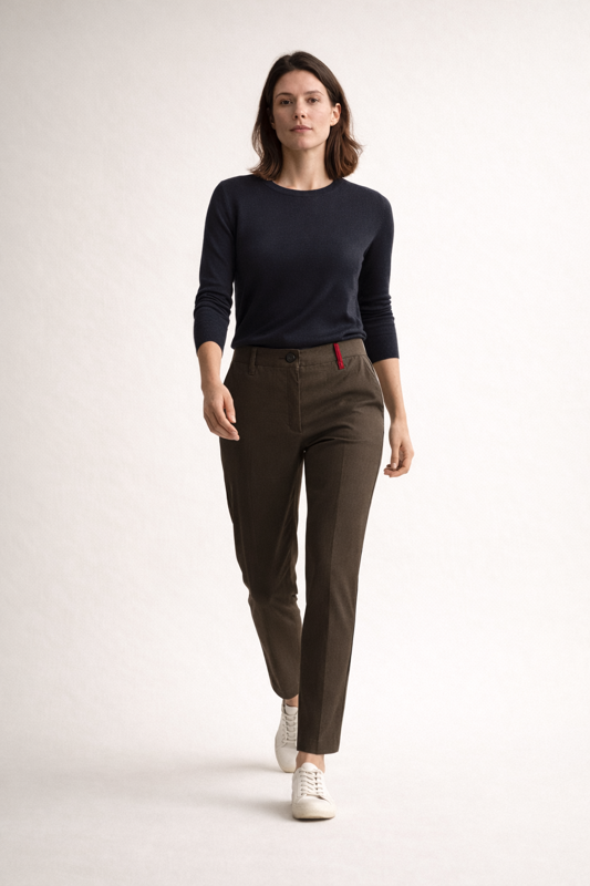 Bügelfreie Damen-Chino aus Rizinusfaser – funktionale Stoffhose von BREDDY’S, die knitterfrei bleibt und in Österreich designt wurde.