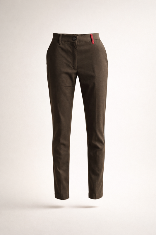 Bügelfreie Damen-Chino aus Rizinusfaser – funktionale Stoffhose von BREDDY’S, die knitterfrei bleibt und in Österreich designt wurde.