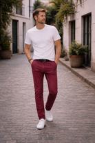 mann trägt weinrote breddys 