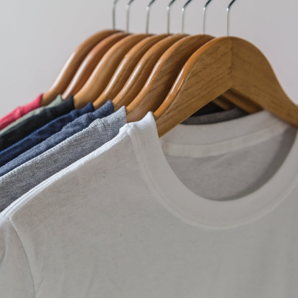 BREDDY’S TENCEL™ T-Shirts auf Kleiderhaken – nachhaltige Basics in cleanem Design